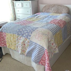Reversible Full/Queen Patterned Quilt